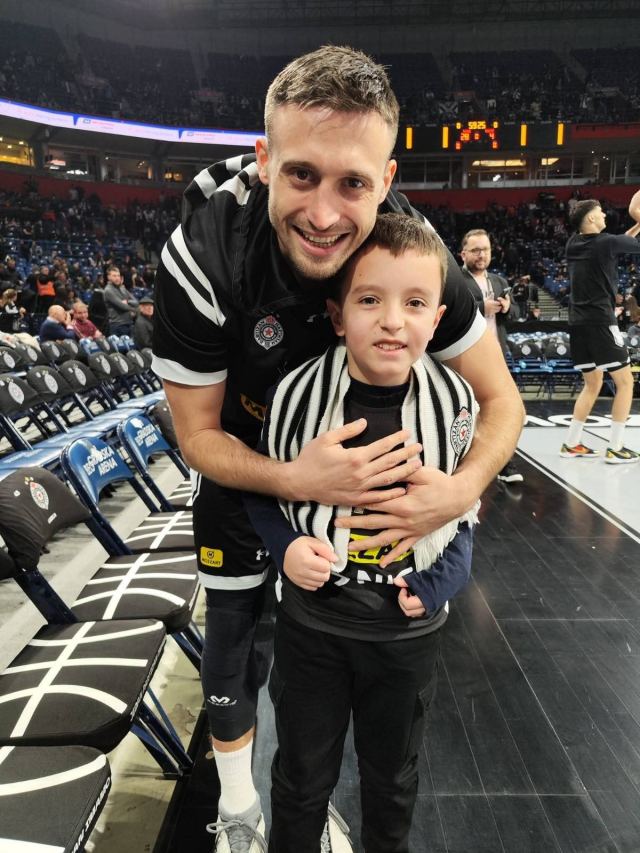 Dušan upoznao Aleksu Avramovića i dobio zlatnu stolicu Partizana - fotografija 1