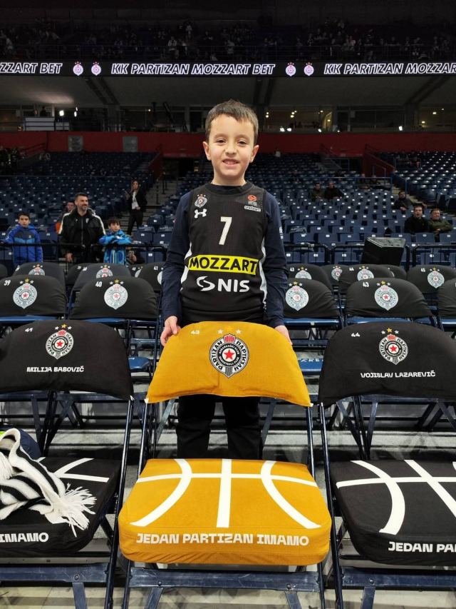 Dušan upoznao Aleksu Avramovića i dobio zlatnu stolicu Partizana - fotografija 2
